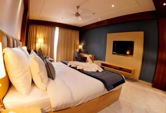 HOTEL PAHADI allows 18 year olds to book a room