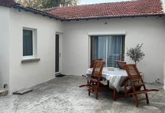 Un havre de paix en plein coeur de ville pr  s Chu has Balcony rooms