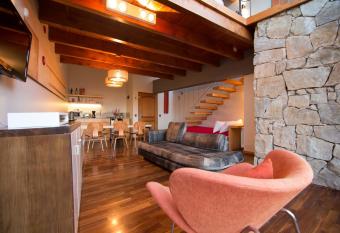 Rochester Bariloche Suites & Spa has rooms with a private hot tub