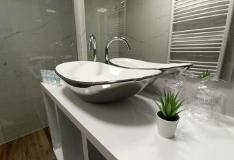 Apartman   IMI   allows 18 year olds to book a room