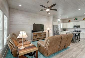 Little Fishin' Shack has Balcony rooms