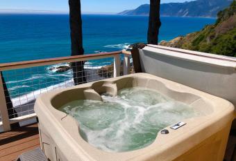 Gorgeous Oceanview, Hot Tub! Oceanfront! Shelter Cove, CA has rooms with a private hot tub