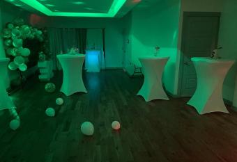 Supreme Rentals LLC has Balcony rooms