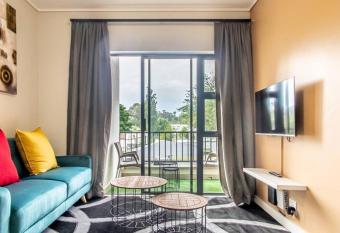 Insaka s 3 The Reid Apartment - Sandton has Balcony rooms