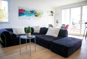 LES 2 LIONS moderne confort proche transports has Balcony rooms