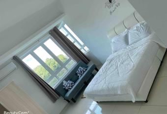 Condo 3 bedroom Georgetown Gelugor USM Queensbay has Balcony rooms
