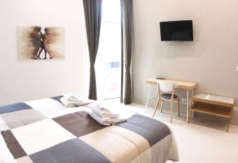 Home Catania Dante Accommodations allows 18 year olds to book a room