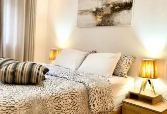 Apparemment de luxe vue piscine has Balcony rooms