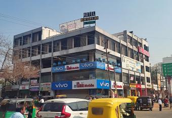 Hotel Newyork Inn allows 18 year olds to book a room