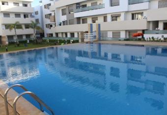 Appartement avec piscine    Paradise allows 18 year olds to book a room