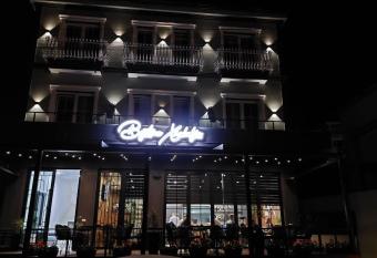 Bujtina Xhabakja has Balcony rooms