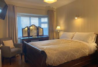 Woodhaven Manor h91rc9d allows 18 year olds to book a room