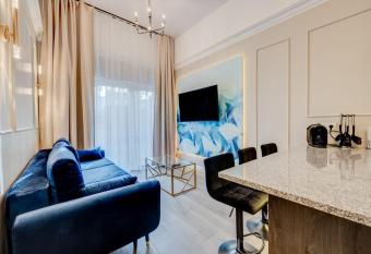 Royal Aparthotel - Centrum has Balcony rooms