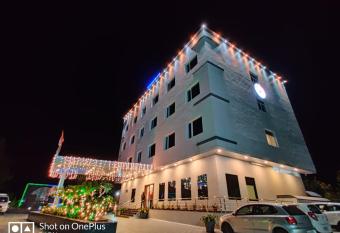 Vadpadraka Hotel And Resort has Balcony rooms