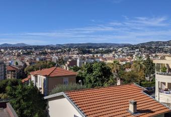 Villa Lina Zo  , une   me moderne dans une villa ni  oise typique has Balcony rooms