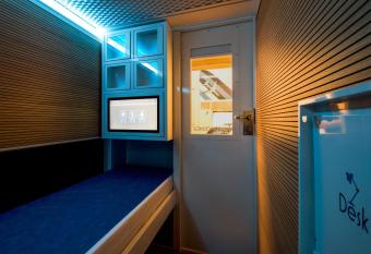 Resting Pods - Zzzleepandgo Wien Airport allows 18 year olds to book a room