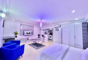 Versailles Royal allows 18 year olds to book a room