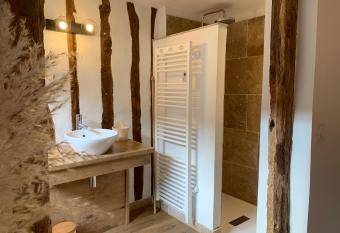 L Ecole des Demoiselles has Balcony rooms