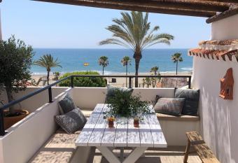 Renovated townhouse San Roque 85 has Balcony rooms