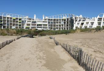 STUDIO CABINE PREMIERE LIGNE R  s avec piscine. has Balcony rooms
