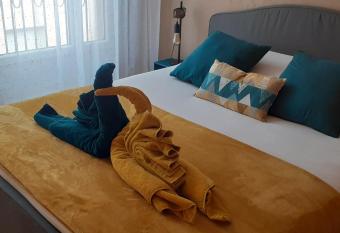 Un nid douillet    2 pas de la Cath  drale St Front allows 18 year olds to book a room