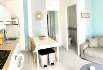 R  ve 2 Thau allows 18 year olds to book a room