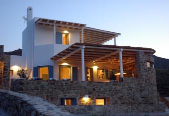 Chez Semiramis Aegean Pearl House for 8 persons 5 min from the beach has Balcony rooms