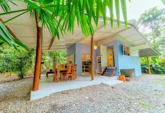 Casa Theia - Comfort cabin, Caribbean jungle beach allows 18 year olds to book a room