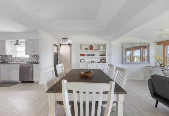 Guadalupe Bluff Farmhouse has rooms with a private hot tub