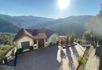 Ray   s Retreat has Balcony rooms