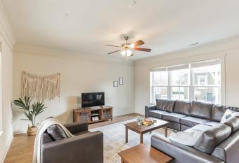 Charming and Spacious Texan Oasis with Fitness Center allows 18 year olds to book a room