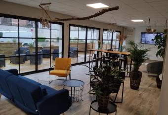 Villa Rapha  lle #3 Centre ville avec parking allows 18 year olds to book a room