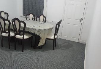 BIRMINGHAM SOUTHFIELD HOUSE 3 BEDROOMS WITH 7 BEDS great motorway links M5 M6 M42 A38 A34 has Balcony rooms