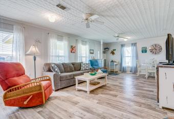 Pattys Paradise has Balcony rooms