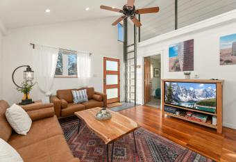 322 N Meldrum has Balcony rooms