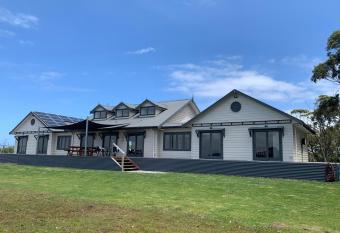 Peninsula at Metung - Boat Access Only allows 18 year olds to book a room