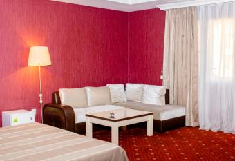 Lara Hotel Baku has rooms with a private hot tub