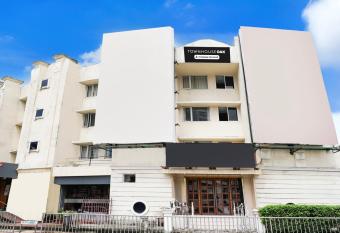 Super Townhouse Vashi Sector 28 allows 18 year olds to book a room