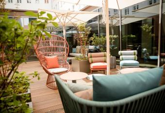 Motel One Hannover-Oper allows 18 year olds to book a room