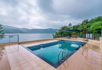 SaffronStays Riverdale, Mulshi - Lakefront villa with pool and mountain view has Balcony rooms
