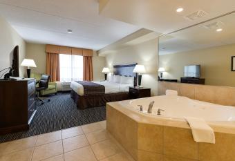 Country Inn & Suites by Radisson, Niagara Falls ON has rooms with a private hot tub