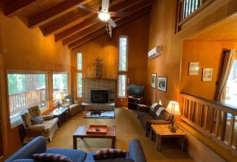 Rustic Retreat has Balcony rooms