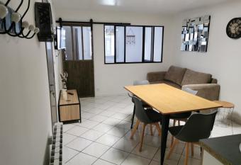 Au Petit Bonheur Malouin has Balcony rooms