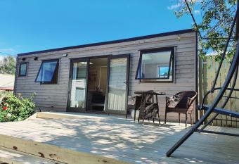 Dunedin Luxurious Retreat Cabin allows 18 year olds to book a room