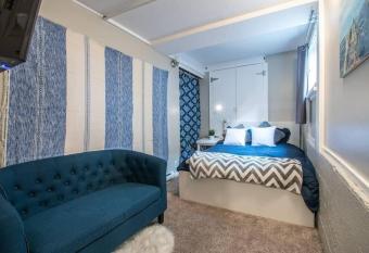 Central 2 bedroom unit with 3 beds and 3 large TVs allows 18 year olds to book a room