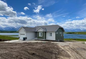 Thistle Ridge (Upper) New Waterton Lakes Area Waterfront Home has Balcony rooms