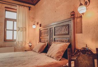 Serenus Cave Suites has rooms with a private hot tub