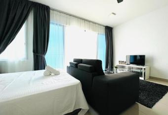 ECOZY SUITE 3 - Trefoil Setia Alam Near Setia City Mall & Setia Convention Centre has Balcony rooms