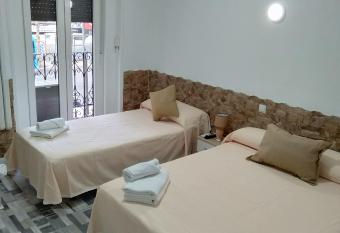 H Noche y Dia allows 18 year olds to book a room