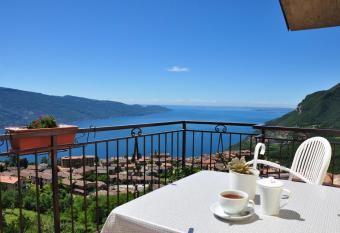 Stella del Garda 1 con balcone has Balcony rooms